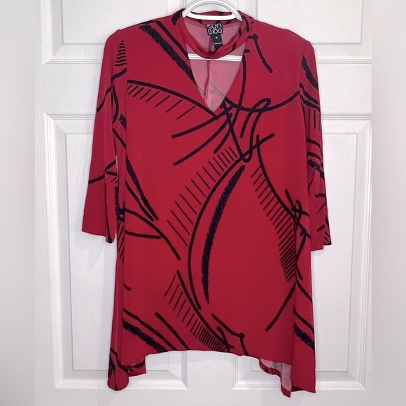 Clara SunWoo 3/4 Sleeve Geo Print Asymmetrical Hem Tunic Red/Black - Sz. Medium - Picture 1 of 4
